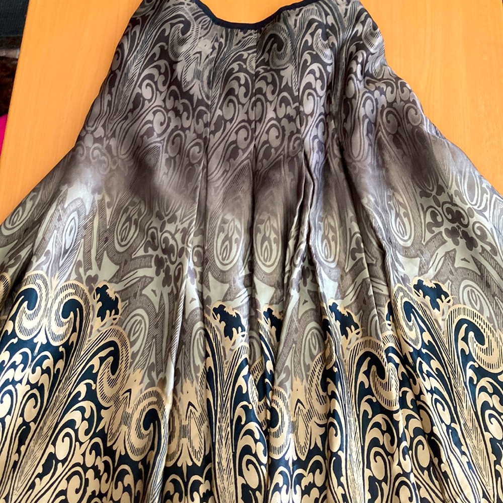 Mid-length pleated skirt